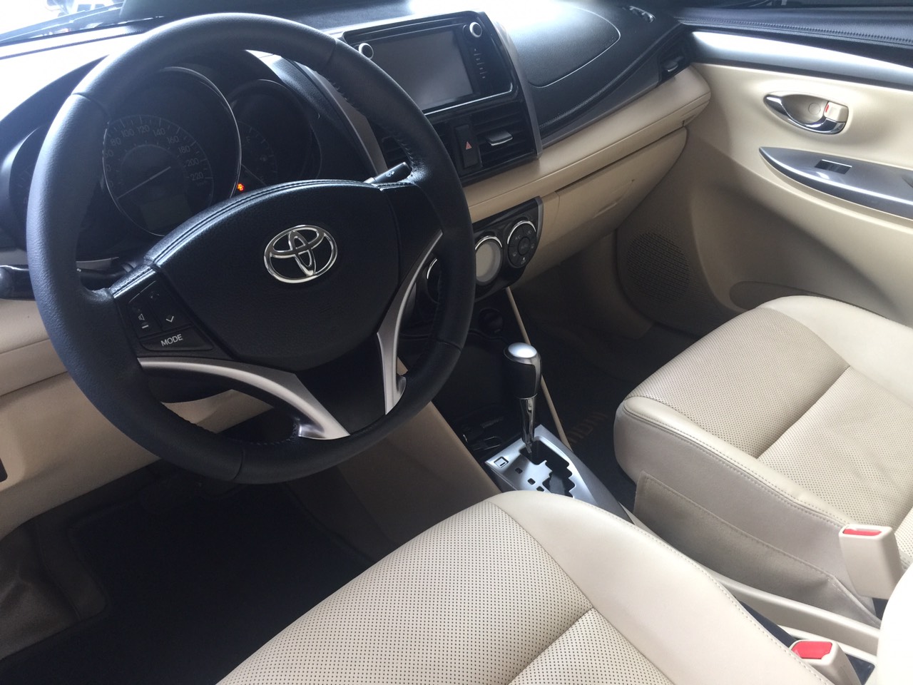 Toyota Vios 1.5G AT 2017 - Bán xe Toyota Vios 1.5G AT năm 2017, màu vàng cát