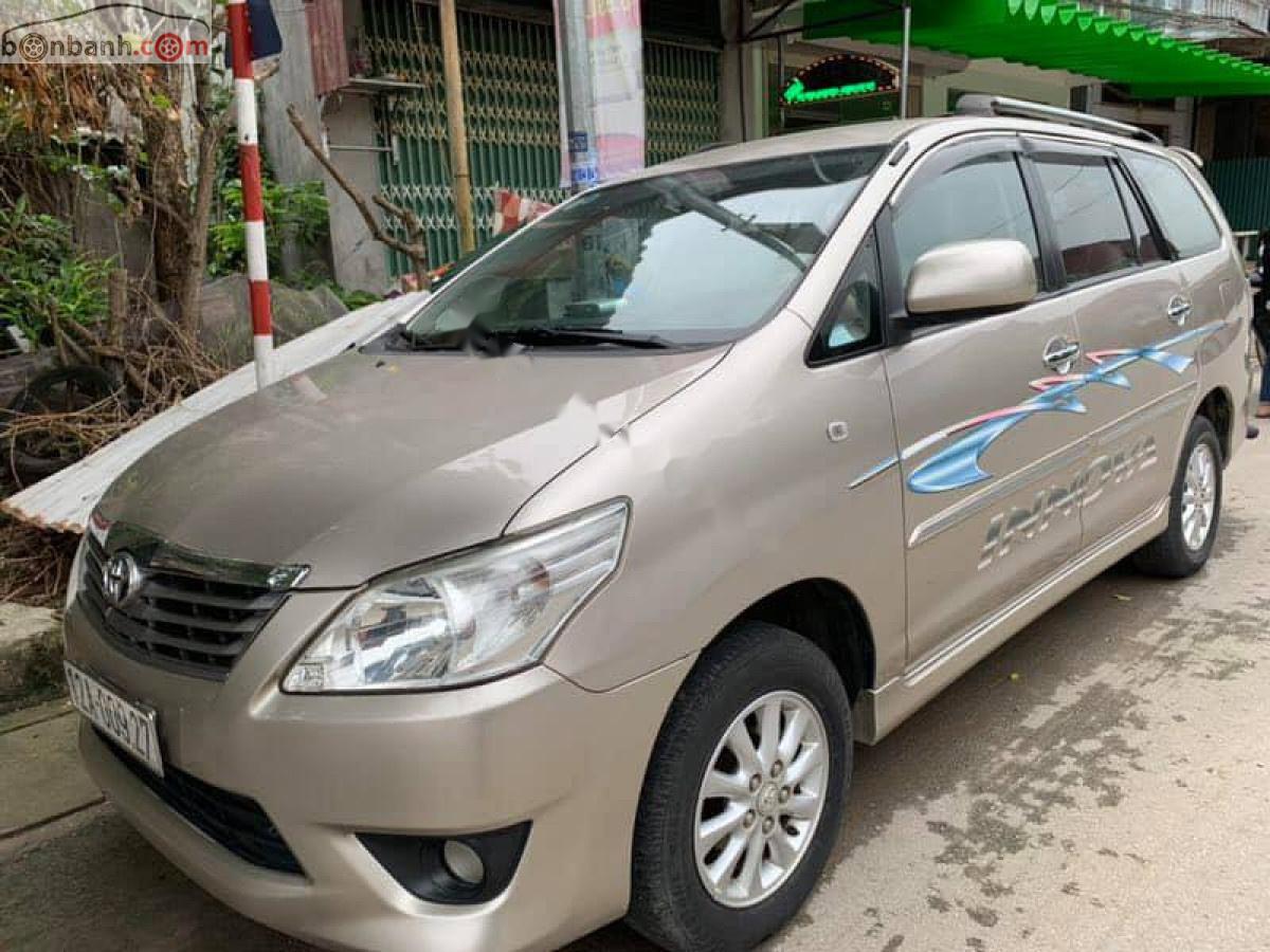 Toyota Innova 2012 - Bán Toyota Innova sản xuất 2012, màu vàng, xe gia đình