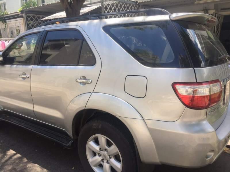 Toyota Fortuner 2011 - Chính chủ bán Toyota Fortuner đời 2011, màu bạc số tự động