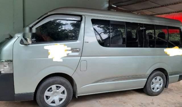 Toyota Hiace 2011 - Gia đình bán xe Toyota Hiace đời 2011, màu xanh ngọc