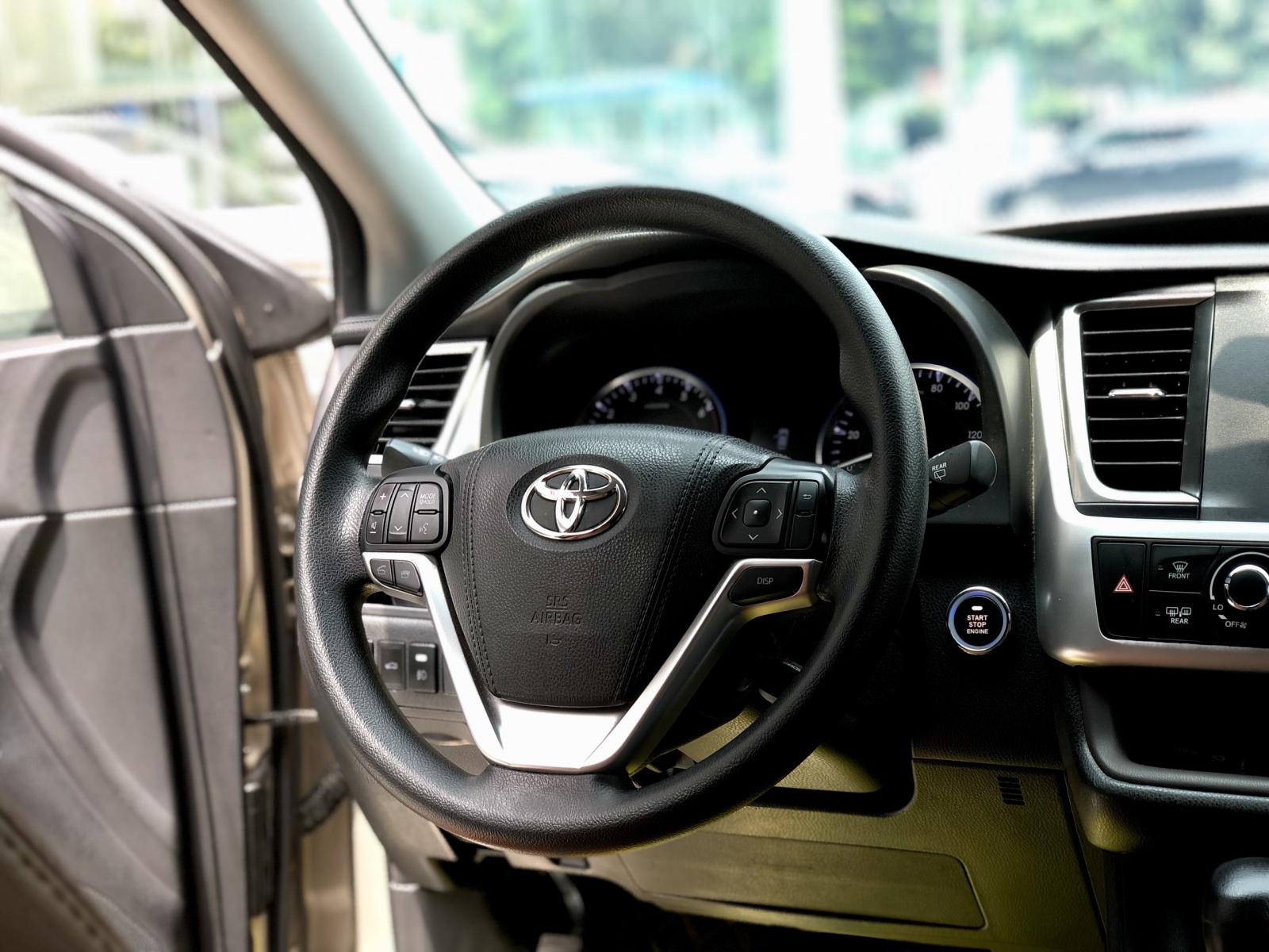 Toyota Highlander 2016 - Bán Toyota Highlander sản xuất 2016, màu vàng cát nhập khẩu Mỹ