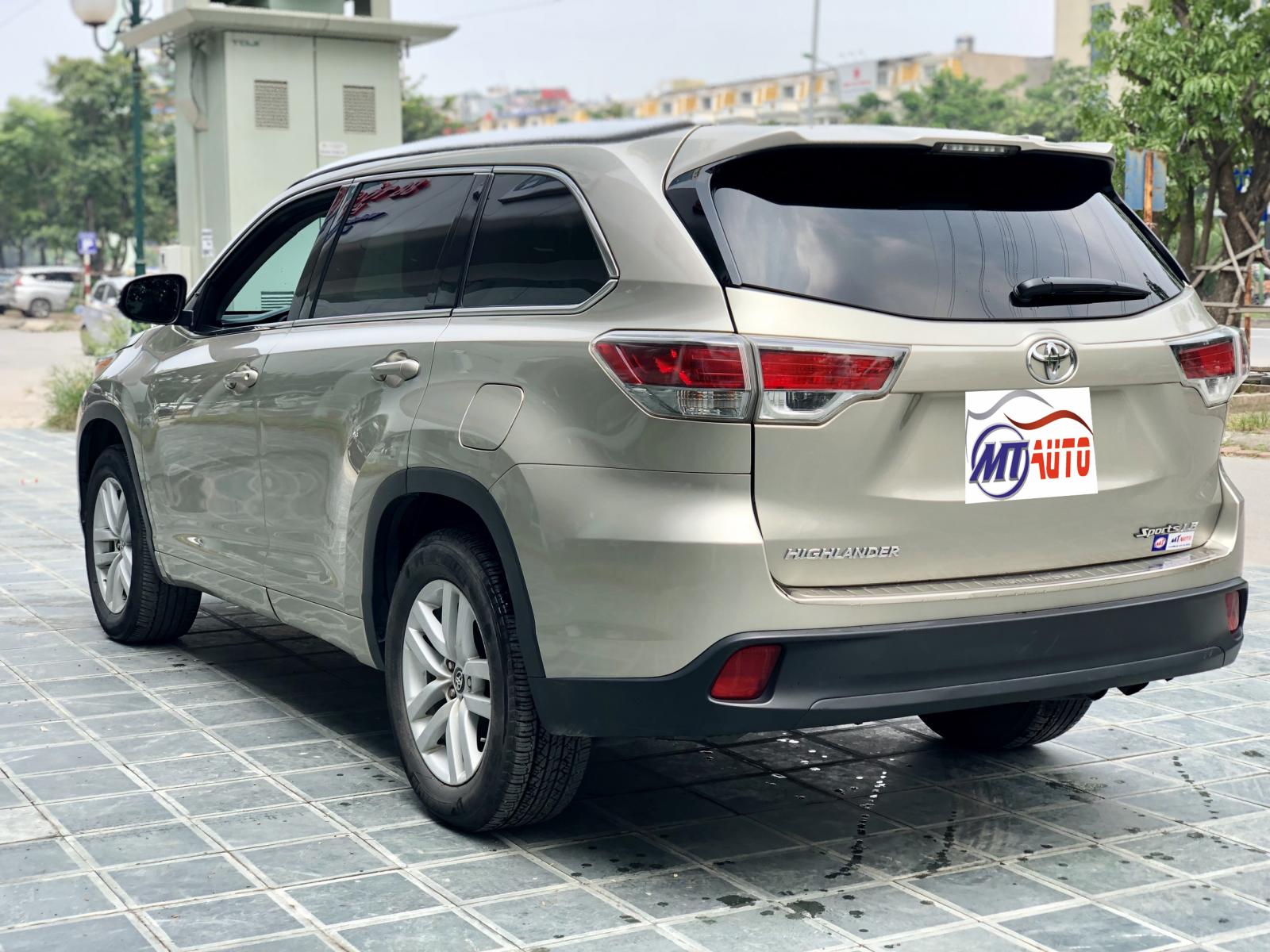 Toyota Highlander 2016 - Bán Toyota Highlander sản xuất 2016, màu vàng cát nhập khẩu Mỹ