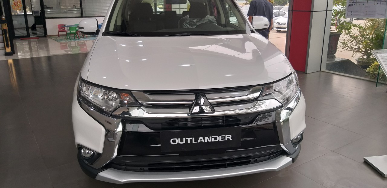 Mitsubishi Outlander 2.0l 2019 - Bán Mitsubishi Outlander 2.0L 2019 -Màu trắng - cách âm cực tốt - giá sốc