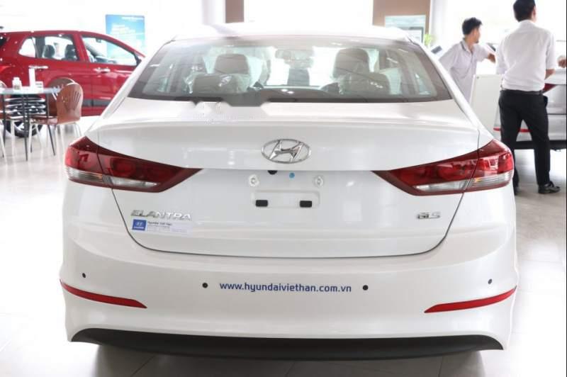 Hyundai Elantra  2.0AT   2019 - Bán ô tô Hyundai Elantra 2.0AT sản xuất 2019, màu trắng