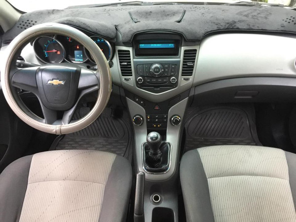 Chevrolet Cruze 2010 - Gia đình cần bán Cruze 2010, số sàn, màu vàng cát