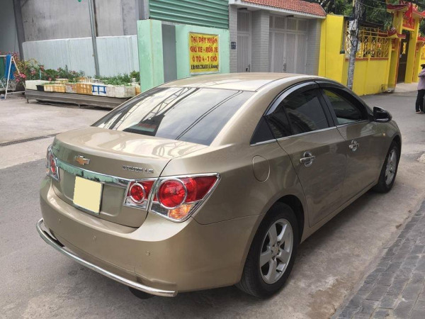 Chevrolet Cruze 2010 - Gia đình cần bán Cruze 2010, số sàn, màu vàng cát