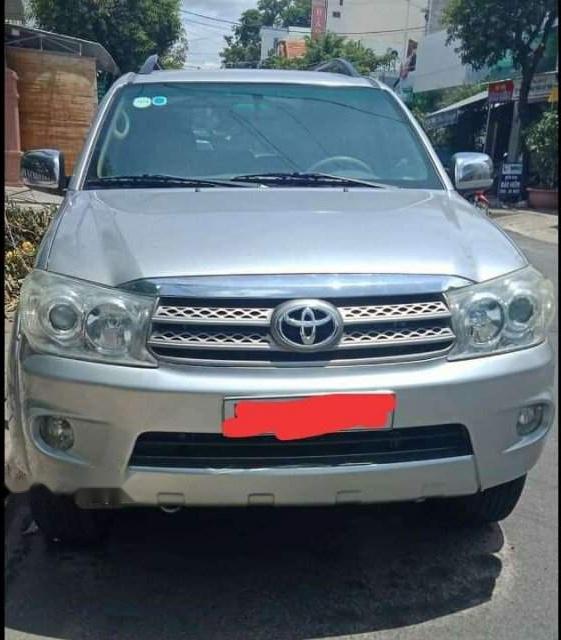 Toyota Fortuner   2010 - Bán Toyota Fortuner năm 2010, màu bạc, xe còn mới