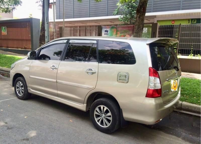 Toyota Innova   2012 - Bán gấp Toyota Innova đời 2012, màu bạc, xe gia đình