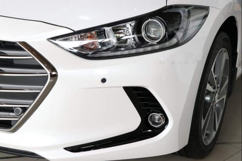 Hyundai Elantra  2.0AT   2019 - Bán ô tô Hyundai Elantra 2.0AT sản xuất 2019, màu trắng