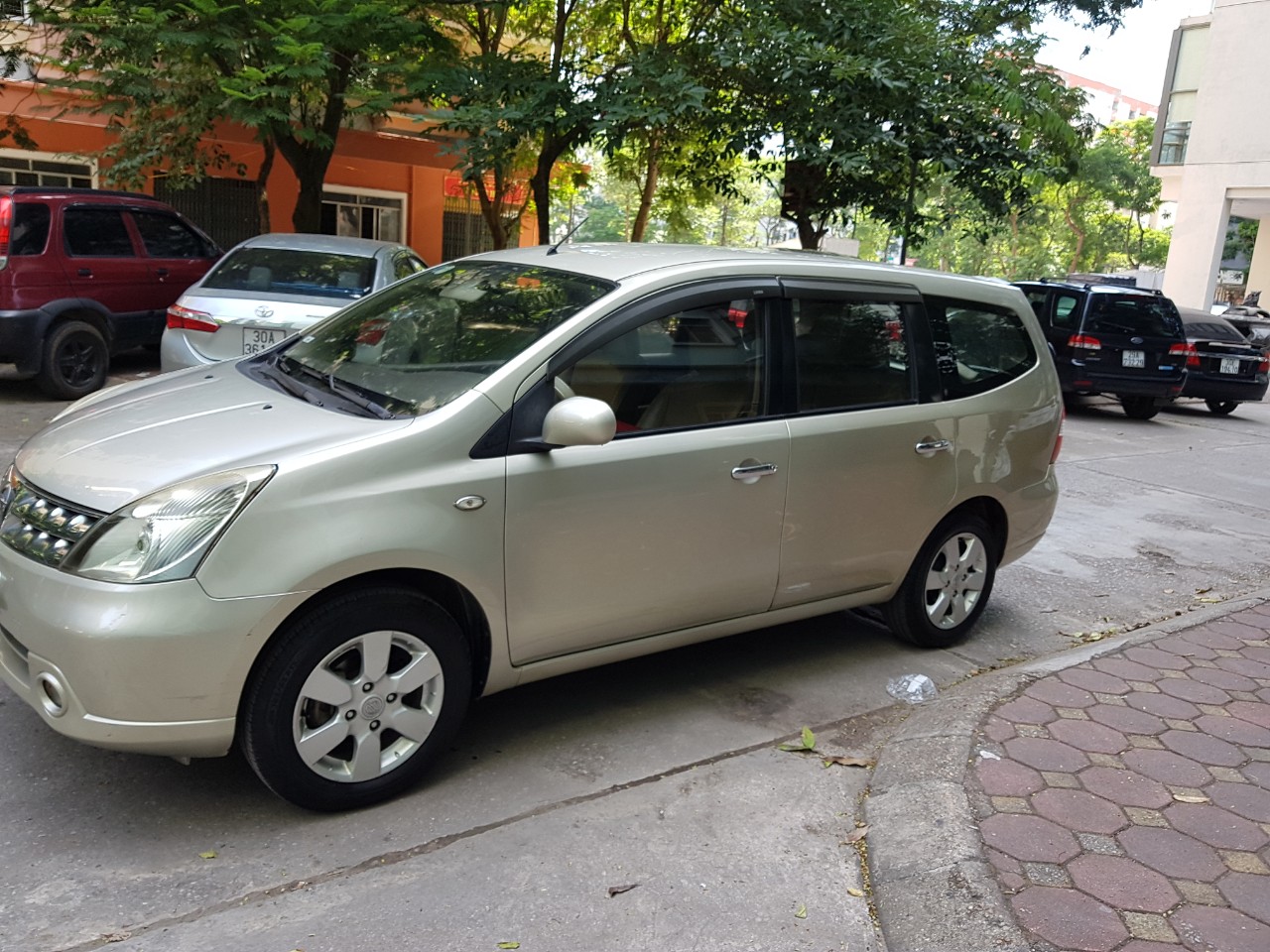 Nissan Grand livina 1.8AT 2011 - Cần bán Nissan Grand livina 1.8AT 2011, màu vàng, giá chỉ 350 triệu