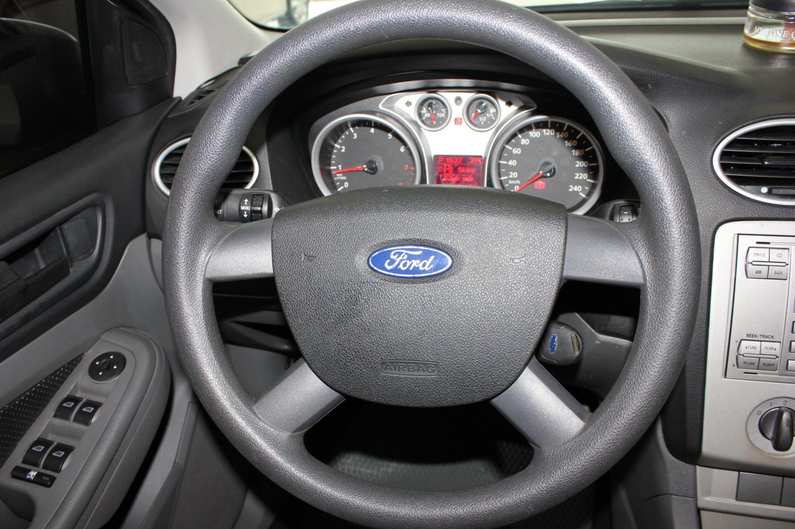 Ford Focus 1.8 AT 2010 - Cần bán xe Ford Focus 1.8 AT năm sản xuất 2010, màu bạc