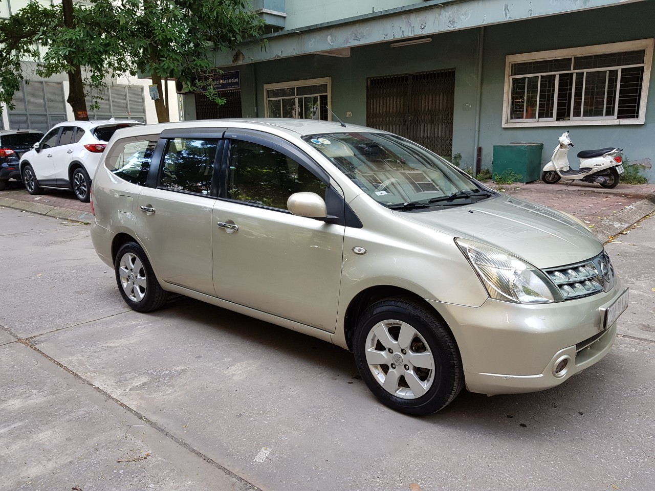 Nissan Grand livina 1.8AT 2011 - Cần bán Nissan Grand livina 1.8AT 2011, màu vàng, giá chỉ 350 triệu