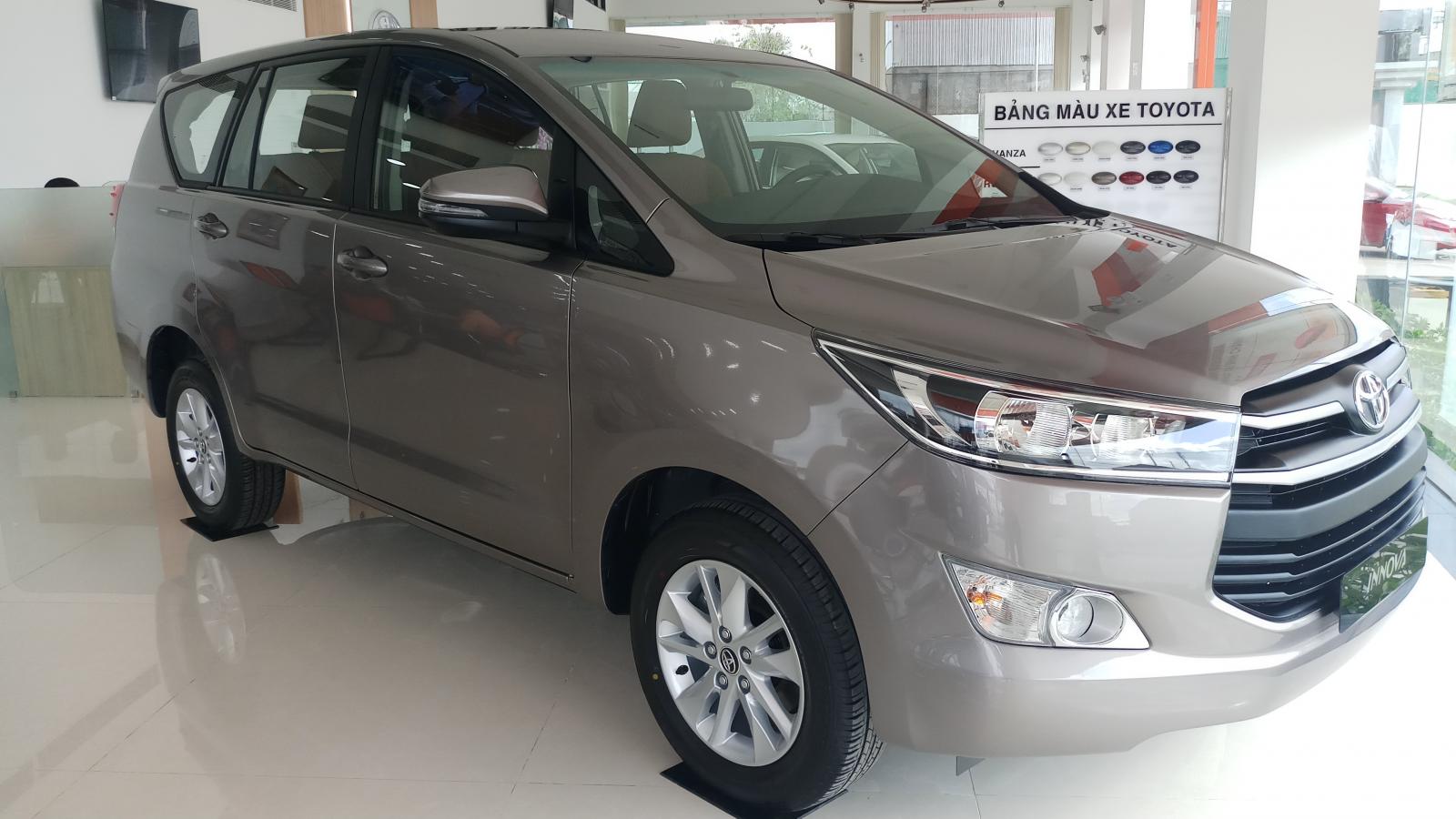 Toyota Innova 2.0E 2019 - Bán Toyota Innova 2.0E mới 100%, sản xuất năm 2019 KM khủng, giao ngao