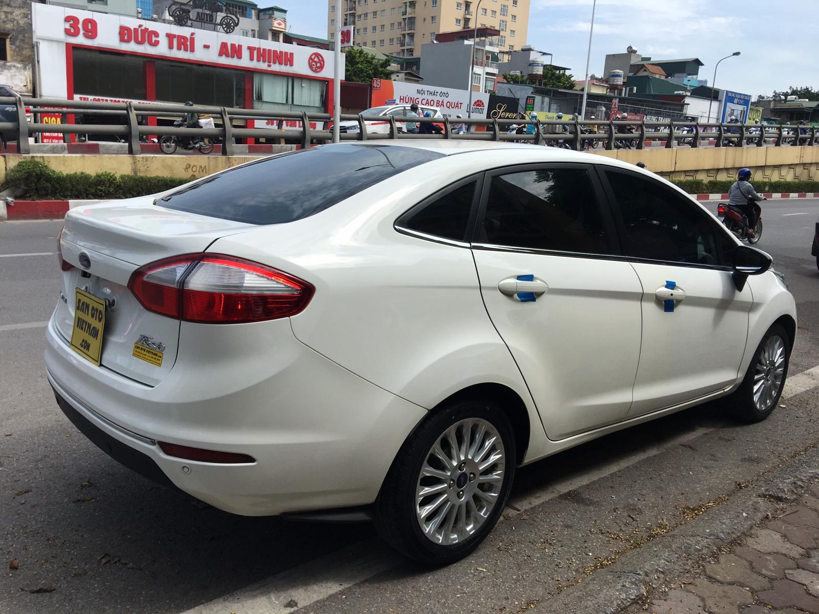 Ford Fiesta 1.5AT bản Titalium 2015 - Cần bán xe Ford Fiesta 1.5AT bản Titalium đời 2015, màu trắng, giá 425tr