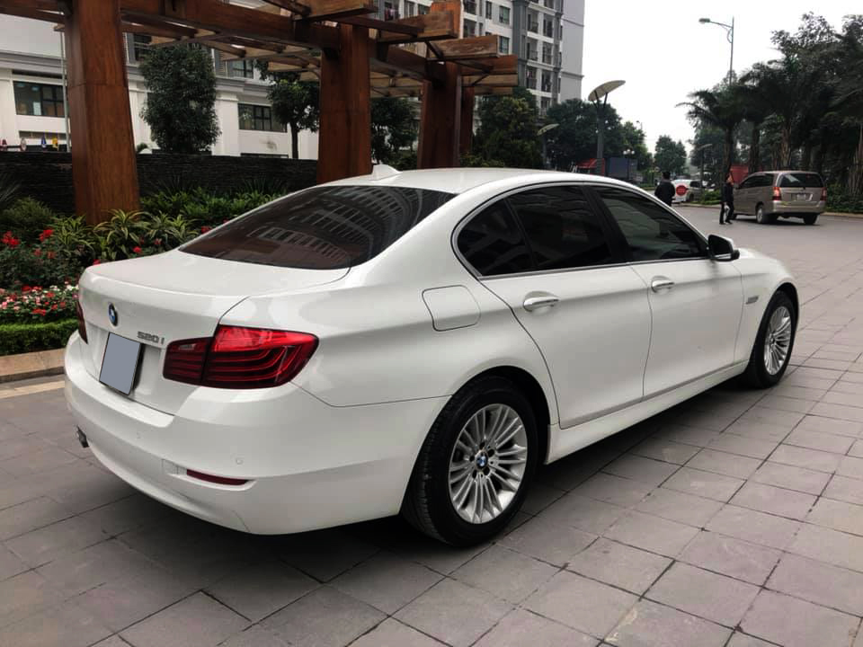 BMW 5 Series 520i 2.0AT 2014 - Chính chủ bán BMW 520i màu trắng kem SX 2015, cửa hít, màn NBT, loa Harman