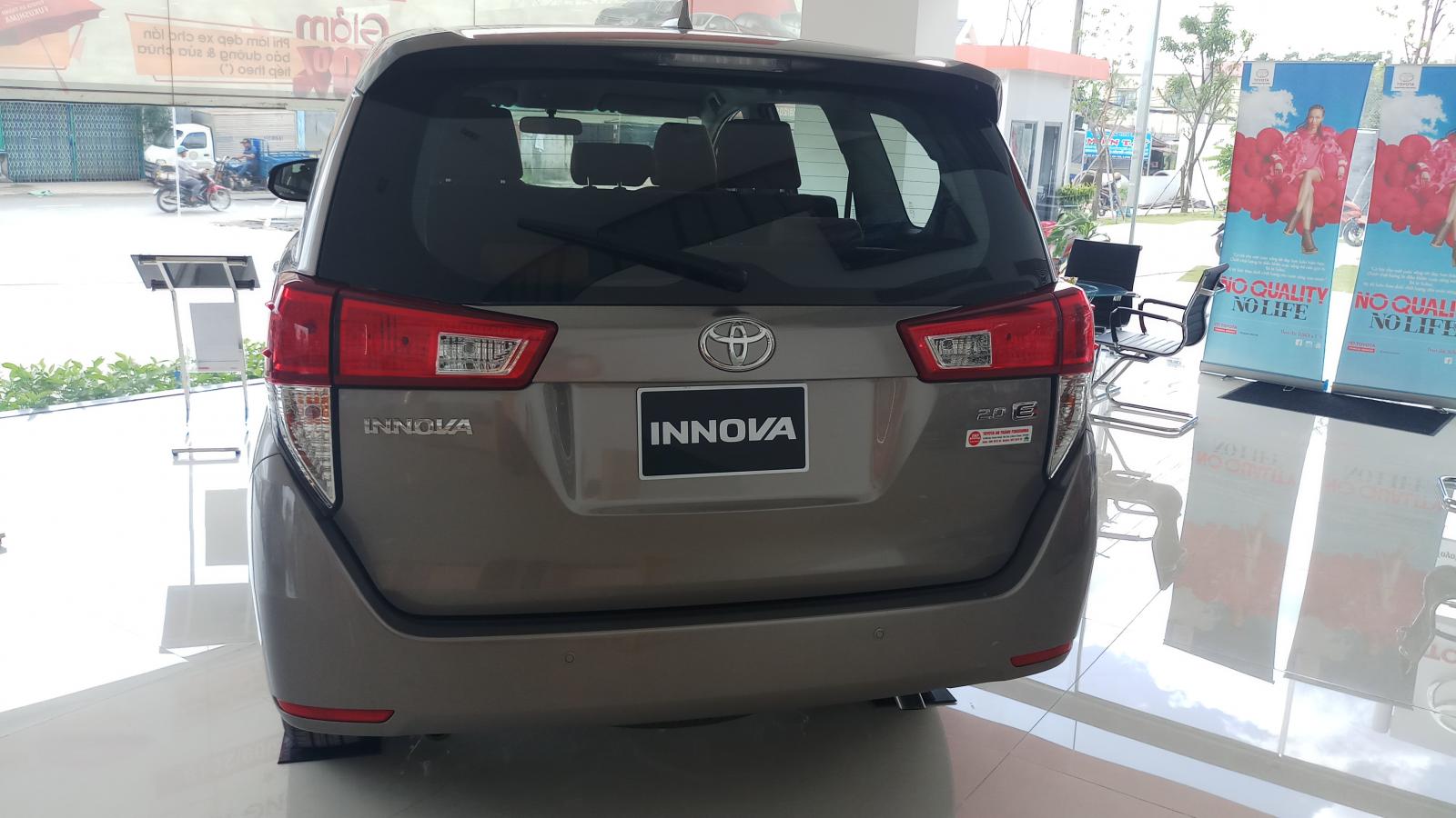 Toyota Innova 2.0E 2019 - Bán Toyota Innova 2.0E mới 100%, sản xuất năm 2019 KM khủng, giao ngao