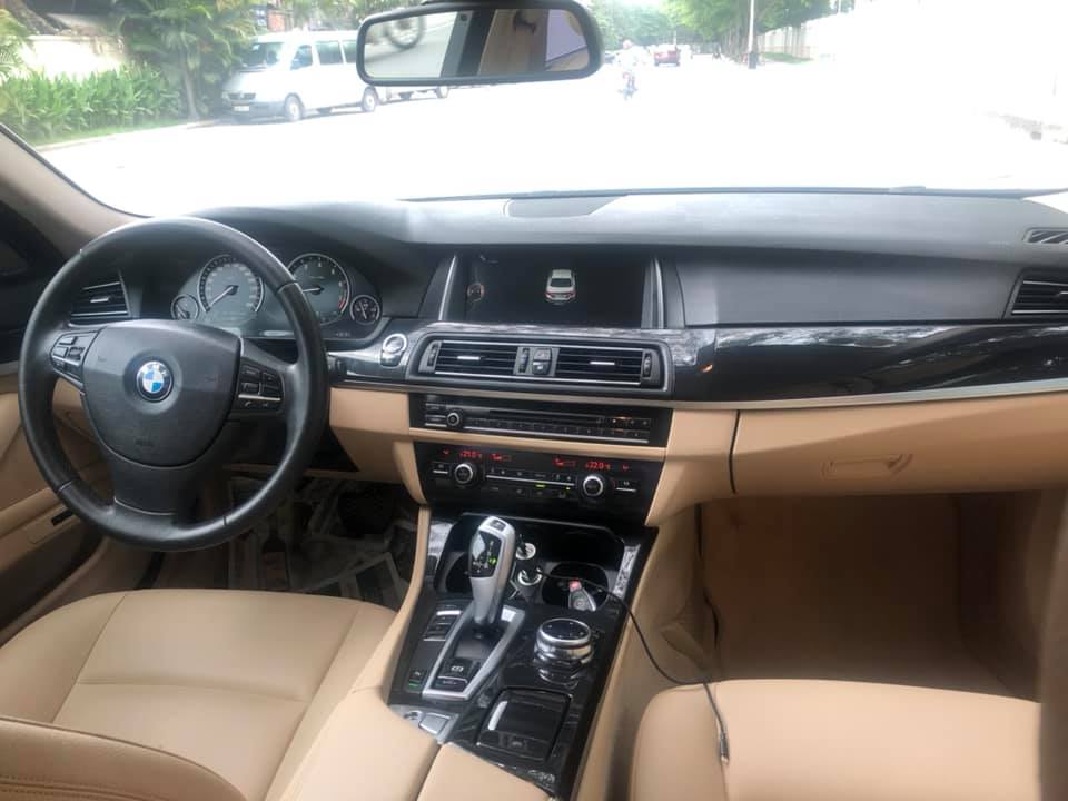 BMW 5 Series 520i 2.0AT 2014 - Chính chủ bán BMW 520i màu trắng kem SX 2015, cửa hít, màn NBT, loa Harman