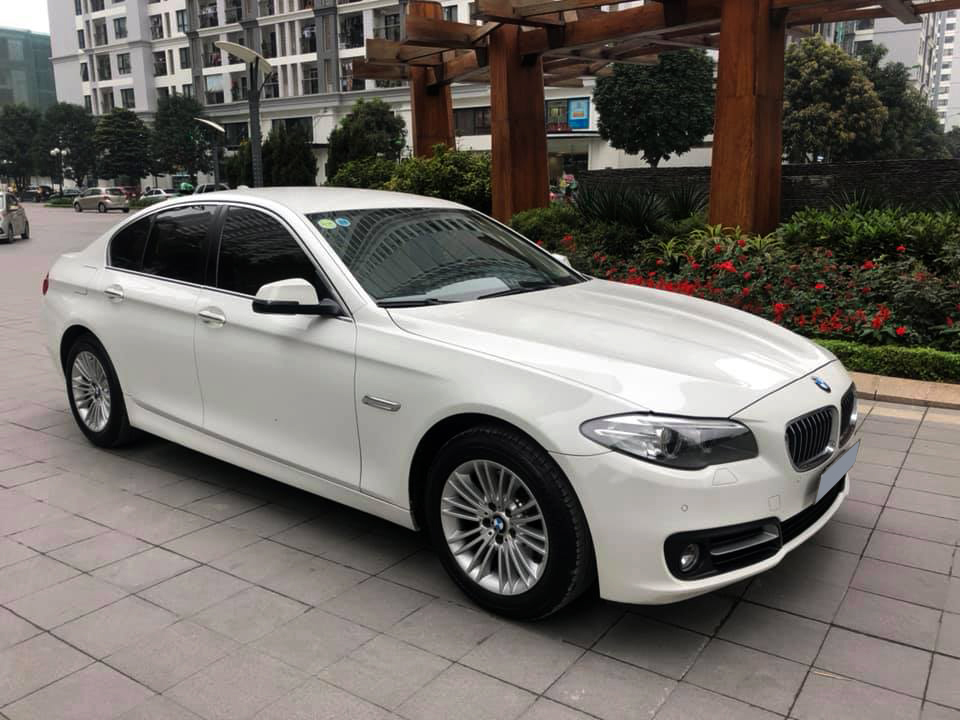 BMW 5 Series 520i 2.0AT 2014 - Chính chủ bán BMW 520i màu trắng kem SX 2015, cửa hít, màn NBT, loa Harman