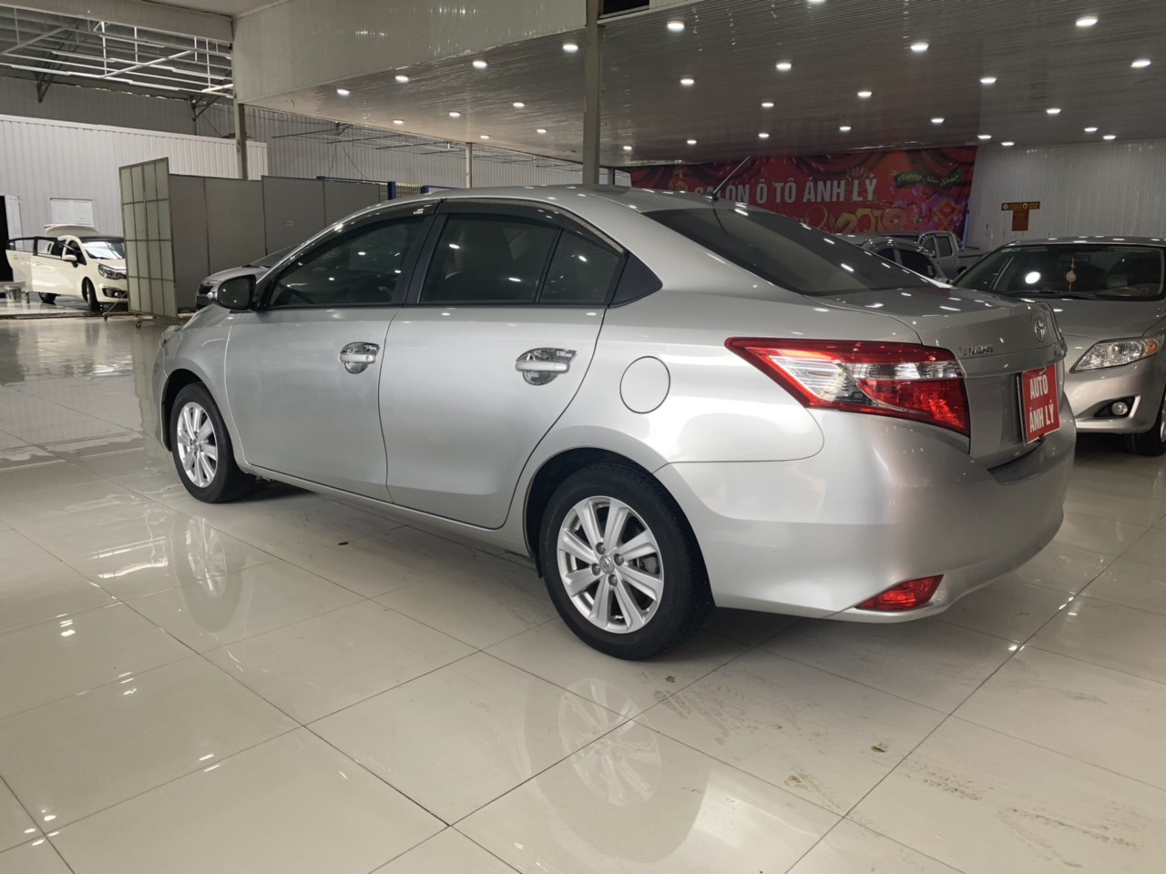 Toyota Vios 2018 - Bán xe Toyota Vios năm 2018, màu bạc