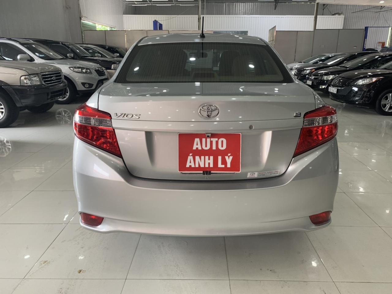 Toyota Vios 2018 - Bán xe Toyota Vios năm 2018, màu bạc