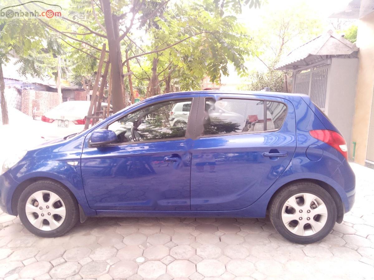 Hyundai i20 1.4 AT 2010 - Gia đình bán xe Hyundai i20 đời 2010, rất tiết kiệm xăng, màu xanh đậm, số tự động