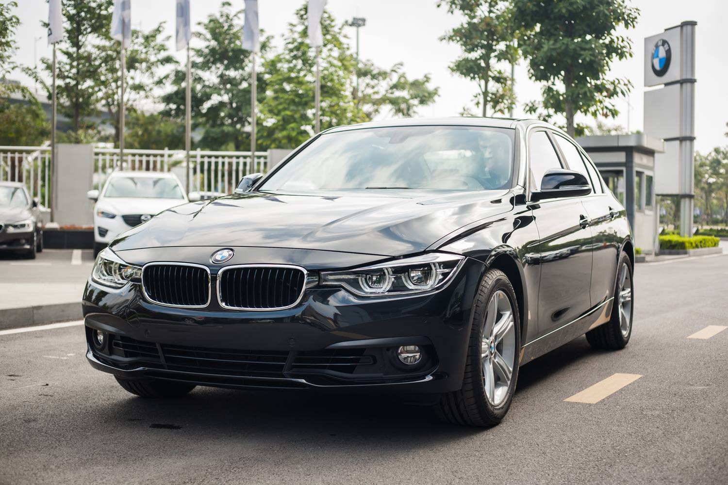 BMW 3 Series 320i  2018 - Bán BMW 320i mới 100% - ưu đãi giảm giá lớn khi đặt xe trong tháng - BMW Vinh - liên hệ: 0906 224 114