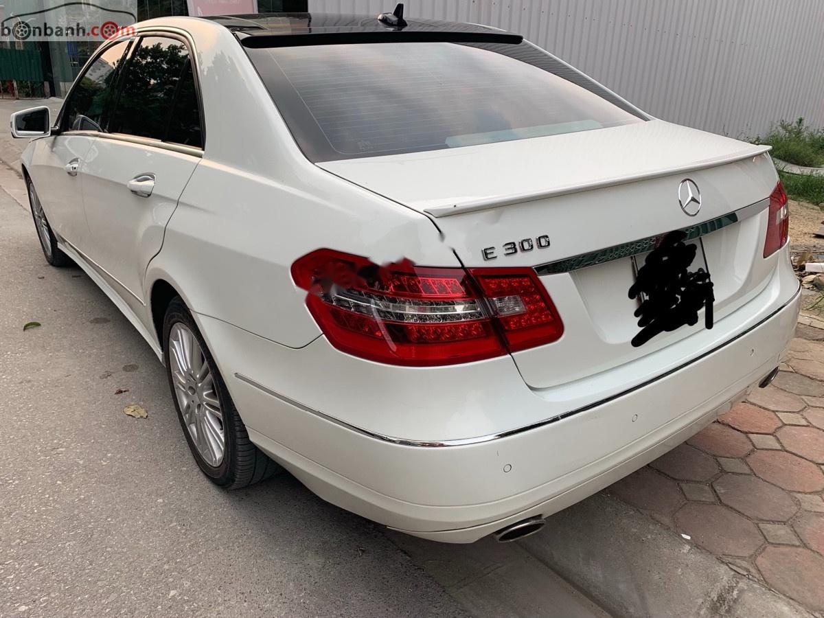 Mercedes-Benz E class E300 2011 - Bán xe cũ Mercedes E300 năm 2011, màu trắng