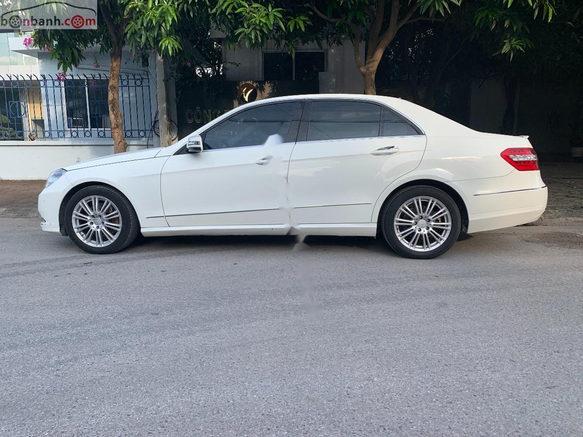 Mercedes-Benz E class E300 2011 - Bán xe Mercedes E300 sản xuất năm 2011, màu trắng, 925tr