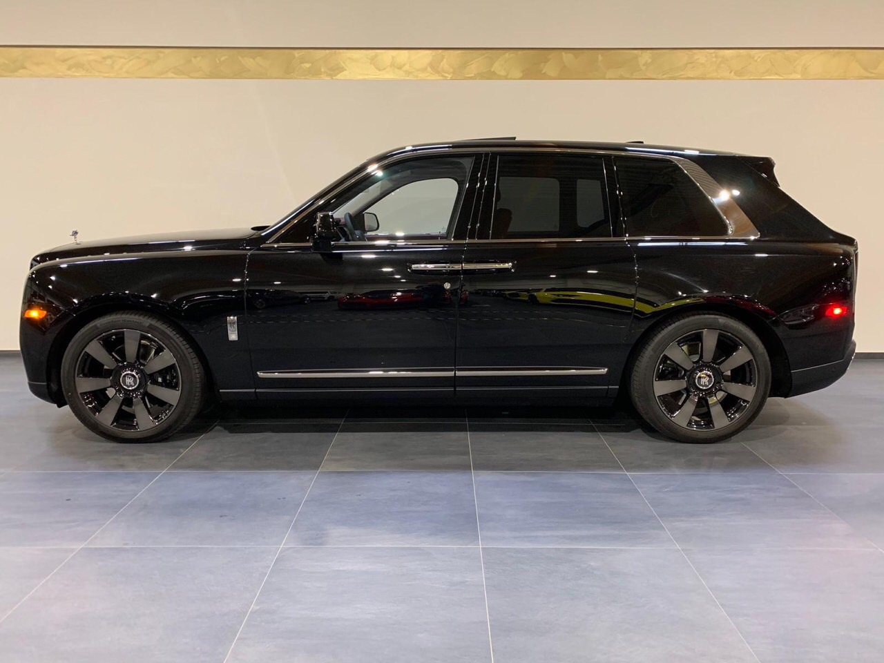 Rolls-Royce Phantom 2019 - Cần bán Rolls-Royce Culillan sản xuất 2019, màu đen, nhập khẩu nguyên chiếc