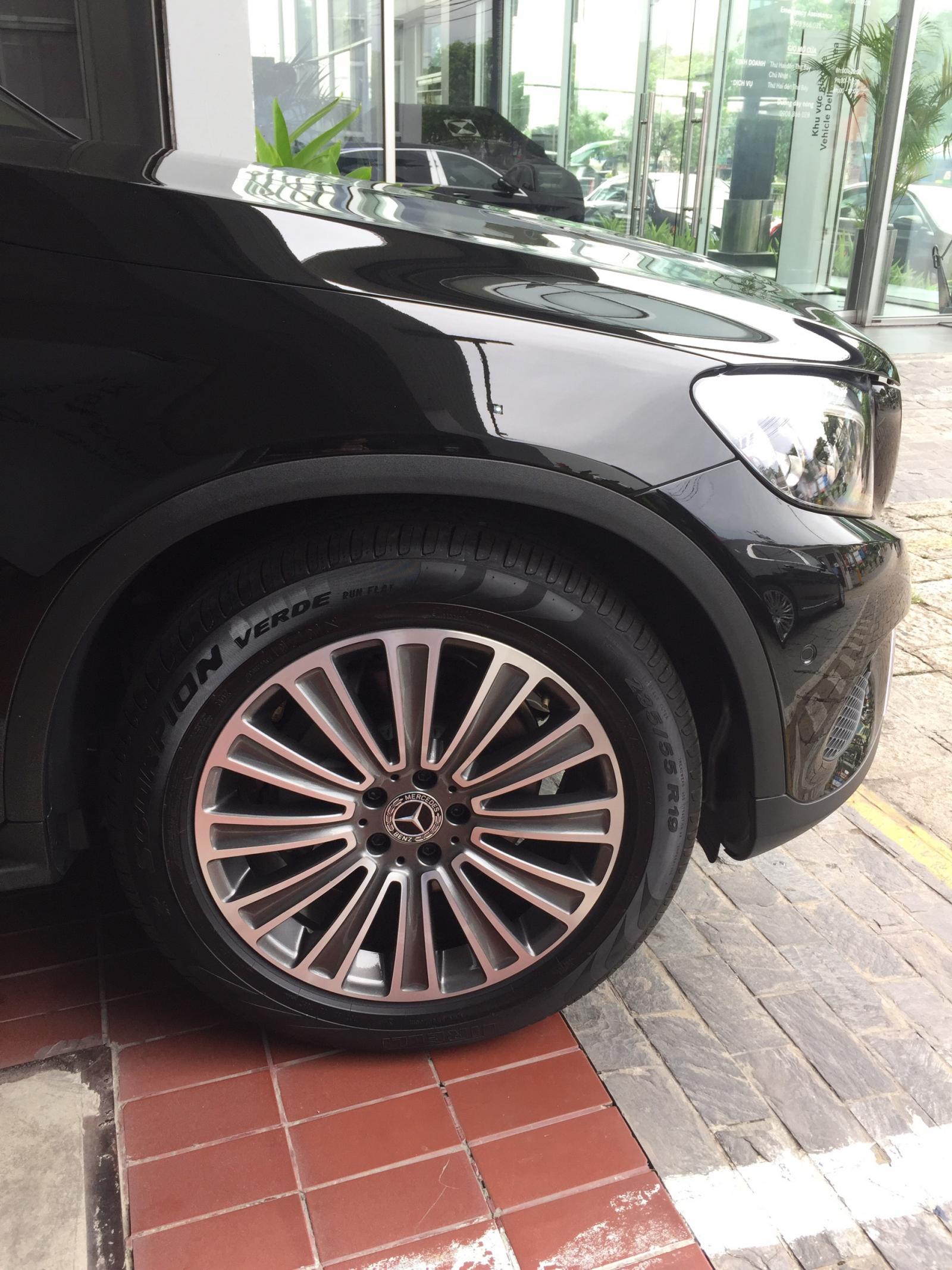 Mercedes-Benz GLC-Class 250 4MATIC 2019 - GLC 250 4MATIC màu đen sang trọng - SUV dẫn động 4 bánh