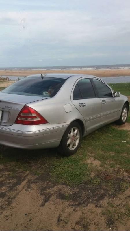 Mercedes-Benz C class C200 2001 - Gia đình bán Mercedes C200 đời 2001, màu bạc, xe nhập