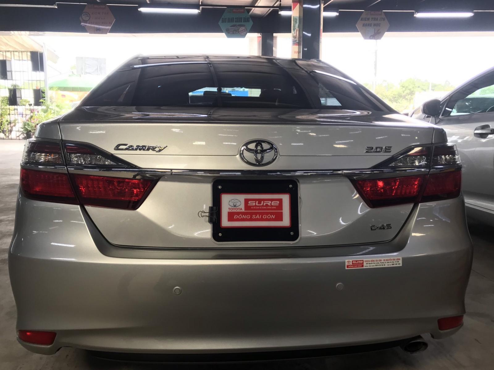 Toyota Camry E 2015 - Cần bán xe Toyota Camry E 2015, màu bạc hỗ trợ ngân hàng tối đa