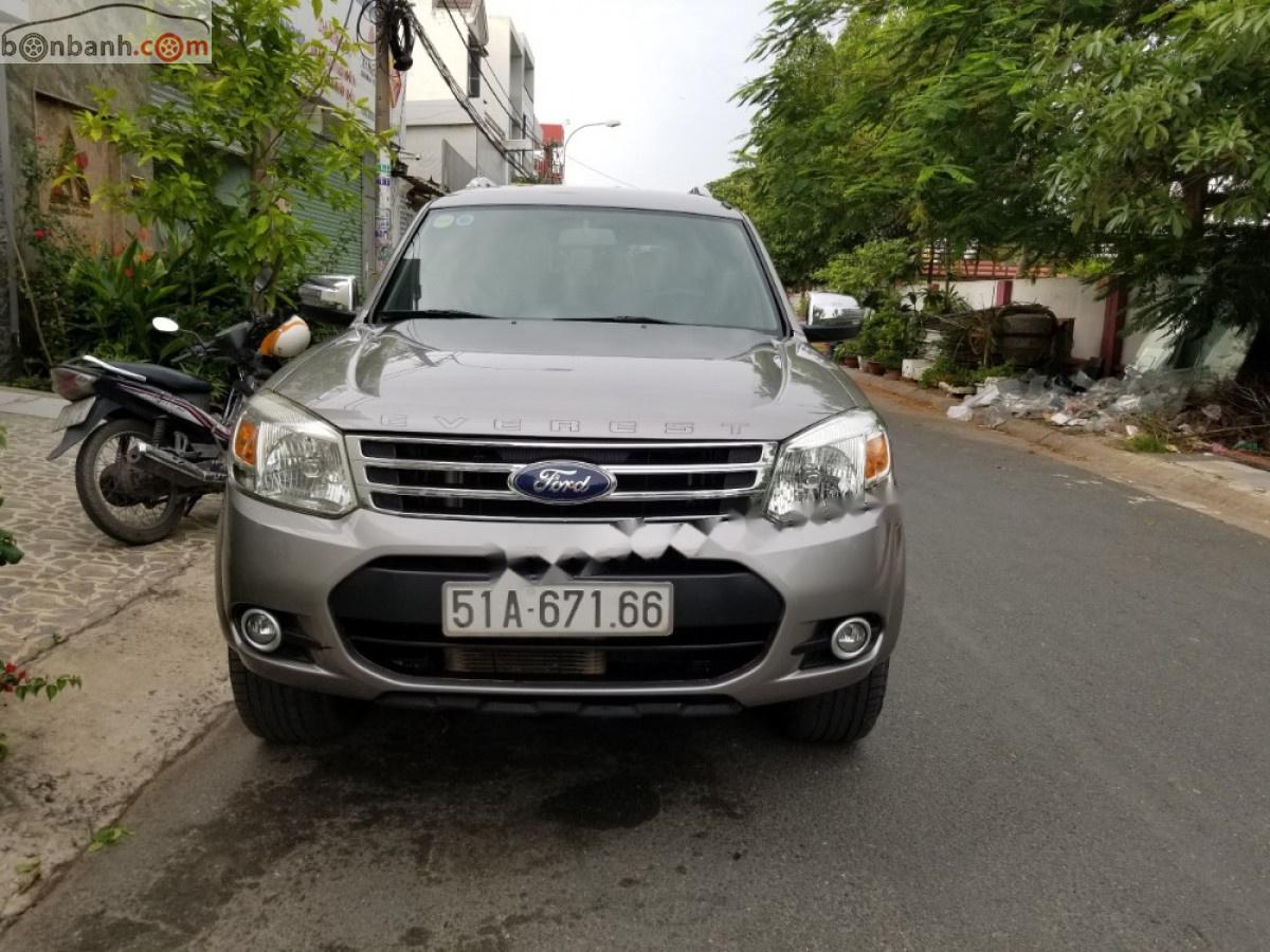 Ford Everest 2.5L 4x2MT 2013 - Bán Ford Everest 2.5L 4x2MT đời 2013, màu xám, xe gia đình