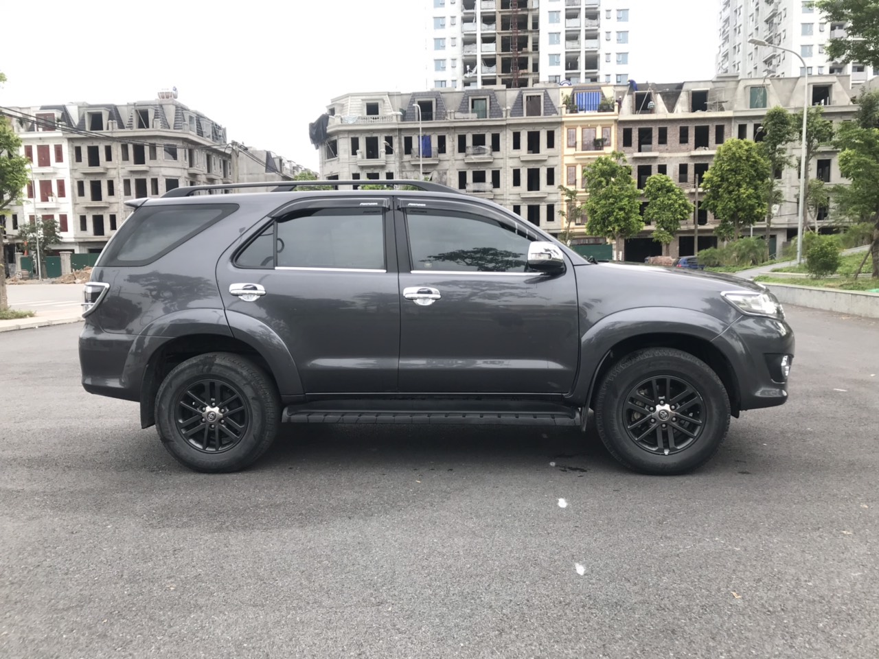 Toyota Fortuner 2.7AT 2015 - Cần bán Toyota Fortuner 2.7AT năm 2015, màu xám xe cực đẹp