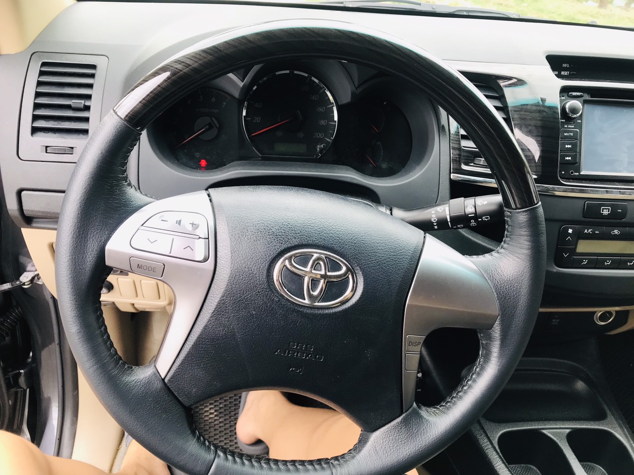Toyota Fortuner 2.7AT 2015 - Cần bán Toyota Fortuner 2.7AT năm 2015, màu xám xe cực đẹp