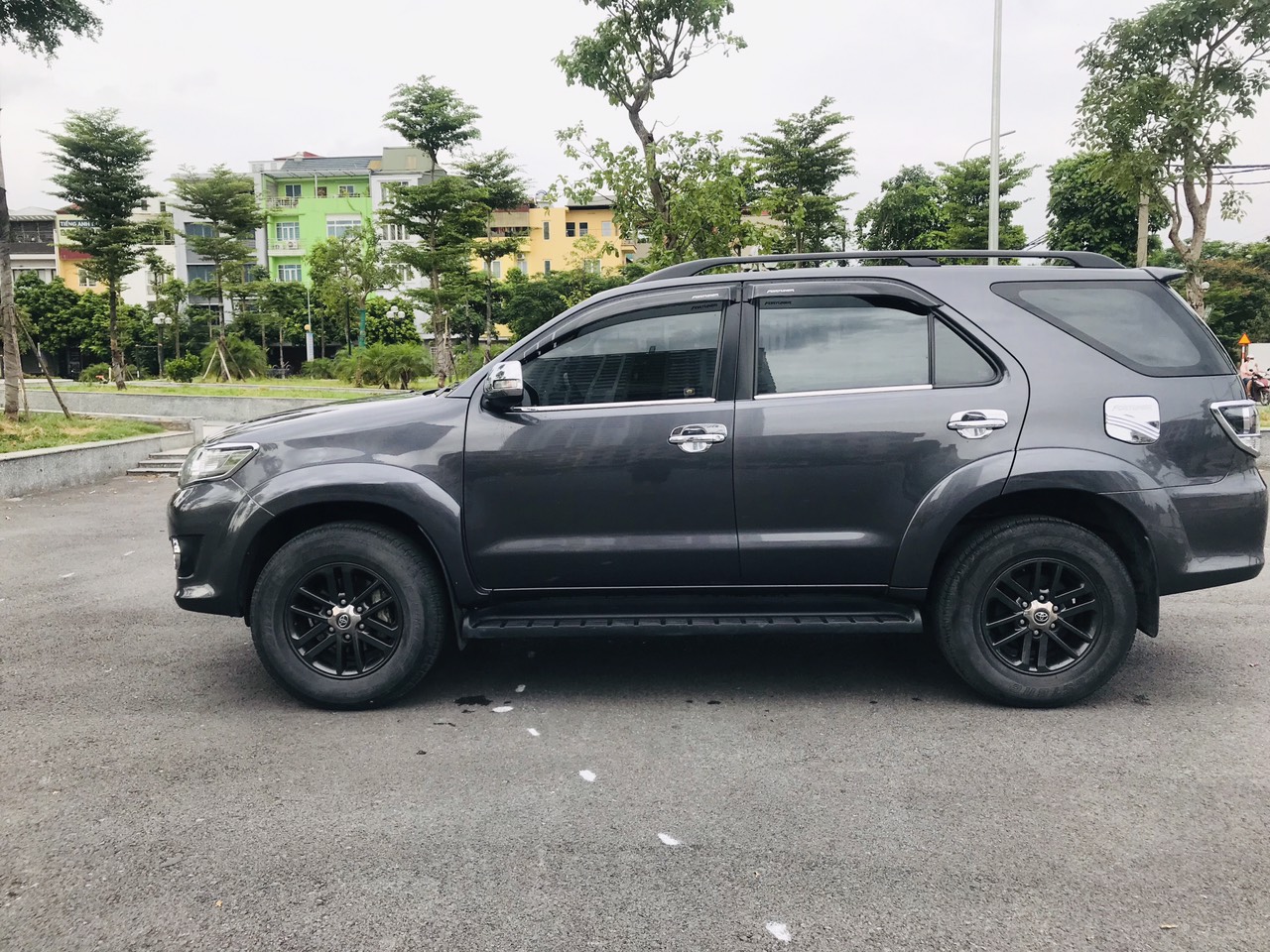 Toyota Fortuner 2.7AT 2015 - Cần bán Toyota Fortuner 2.7AT năm 2015, màu xám xe cực đẹp