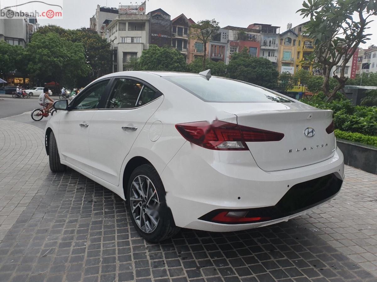 Hyundai Elantra 2.0 AT 2019 - Bán ô tô Hyundai Elantra 2.0 AT năm 2019, màu trắng, giá chỉ 668 triệu
