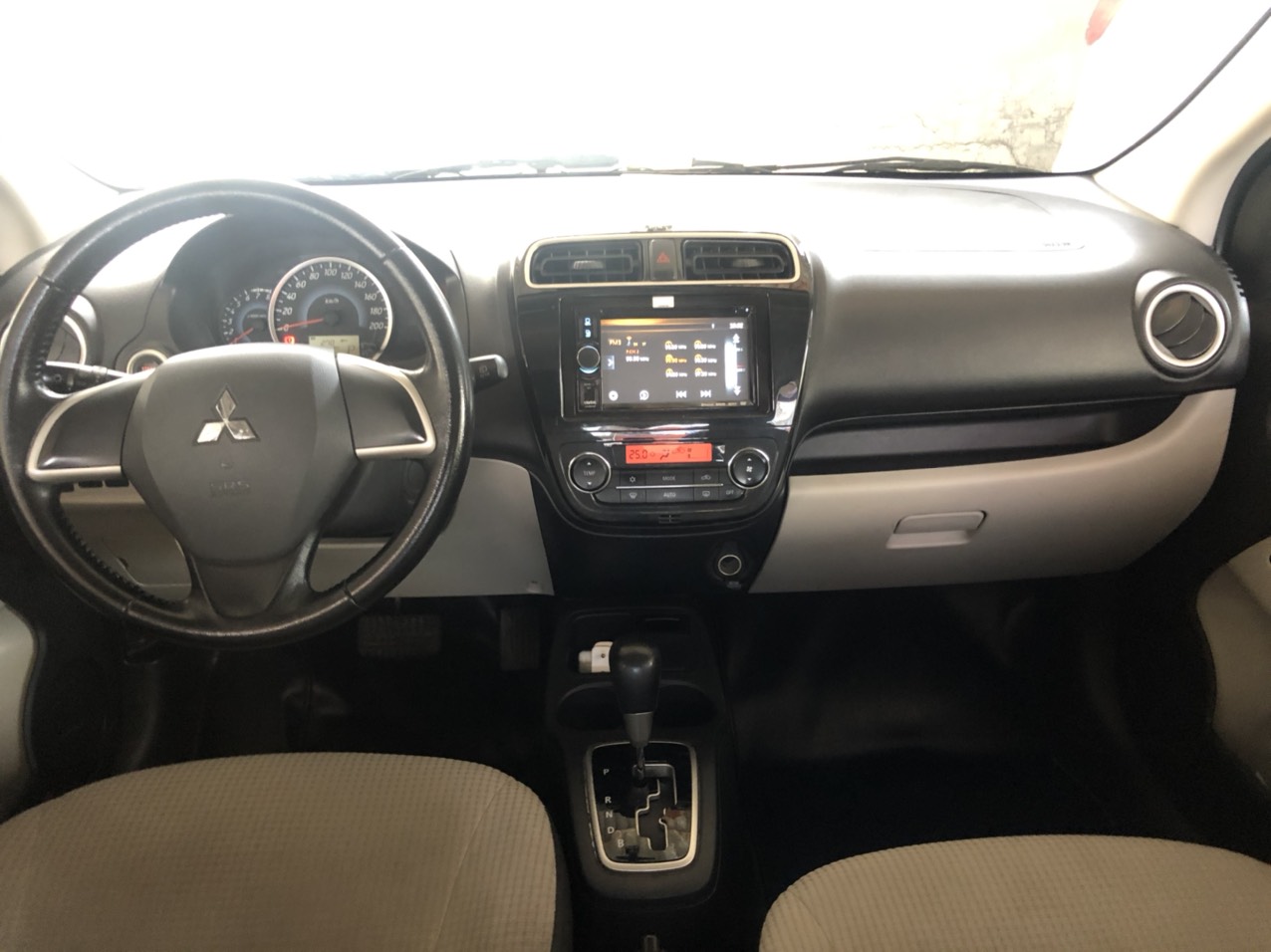 Mitsubishi Mirage 1.2 CVT Full 2015 - Bán Mitsubishi Mirage 1.2 CVT Full năm sản xuất 2015, màu trắng, nhập khẩu nguyên chiếc, giá tốt