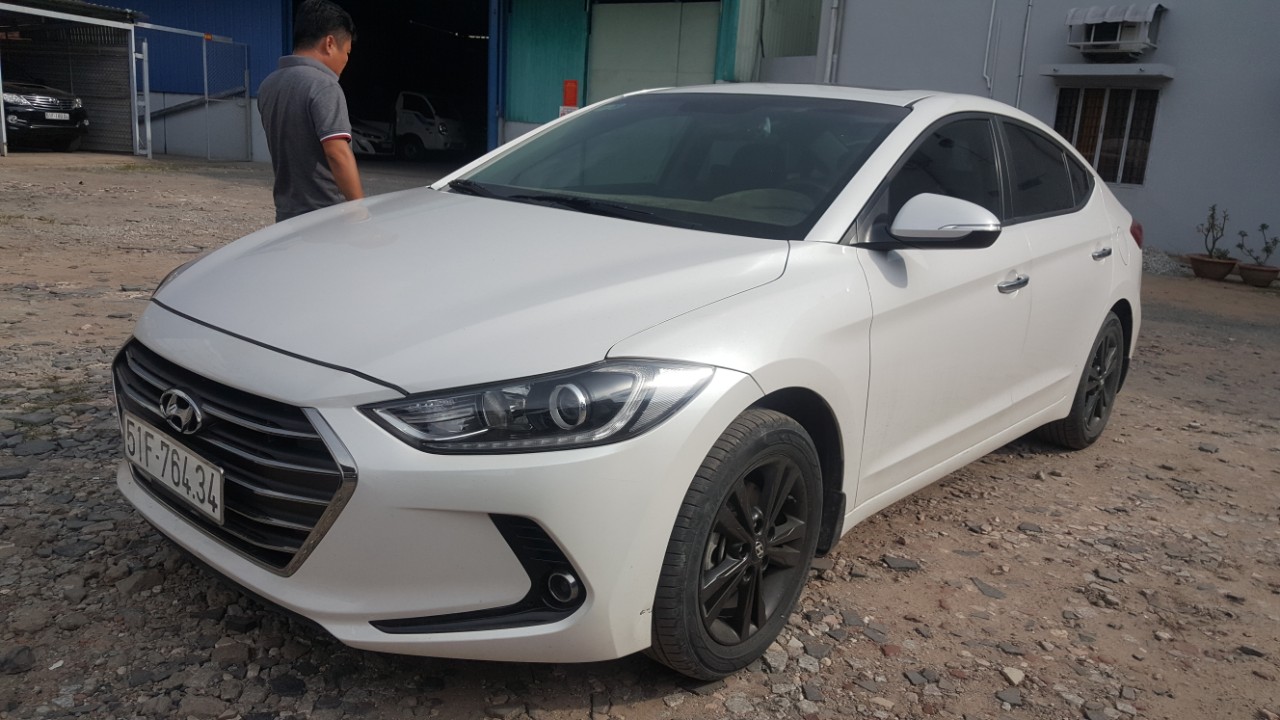 Hyundai Elantra 1.6AT GLS 2016 - Bán Hyundai Elantra GLS 1.6AT màu trắng, số tự động sản xuất 2016, biển Sài Gòn, 1 chủ đi 26000km