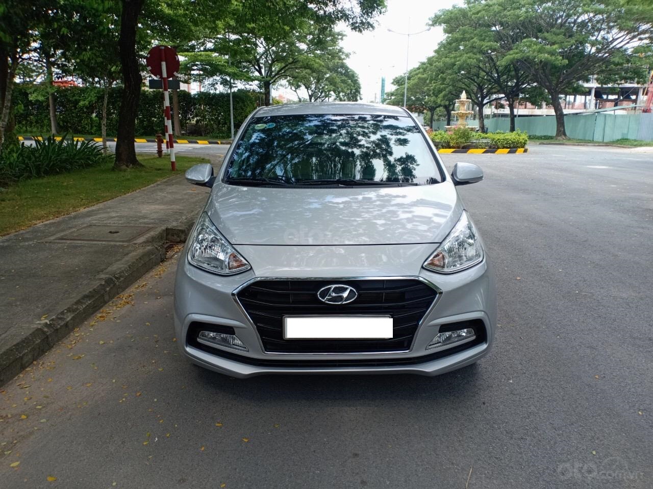 Hyundai Grand i10 1.2AT 2018 - Cần bán xe Hyundai Grand i10 1.2AT năm 2018, màu bạc, xe nhà cần bán gấp 395 triệu