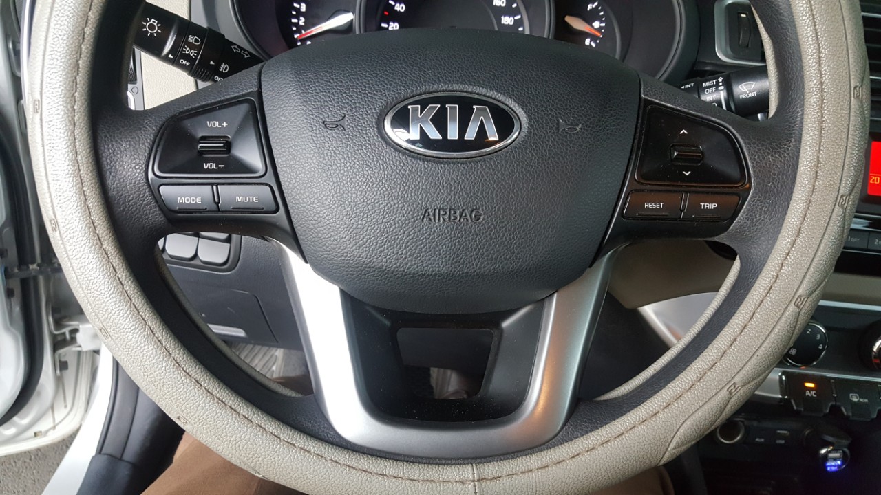 Kia Rio 1.4MT 2015 - Bán Kia Rio sedan 1.4MT màu bạc, số sàn nhập Hàn Quốc 2015, biển Sài Gòn đi 33000km