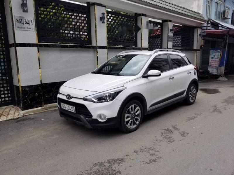 Hyundai i20 Active   2016 - Bán xe Hyundai i20 Active năm 2016, màu trắng, nhập khẩu nguyên chiếc, không một ngày kinh doanh dịch vụ