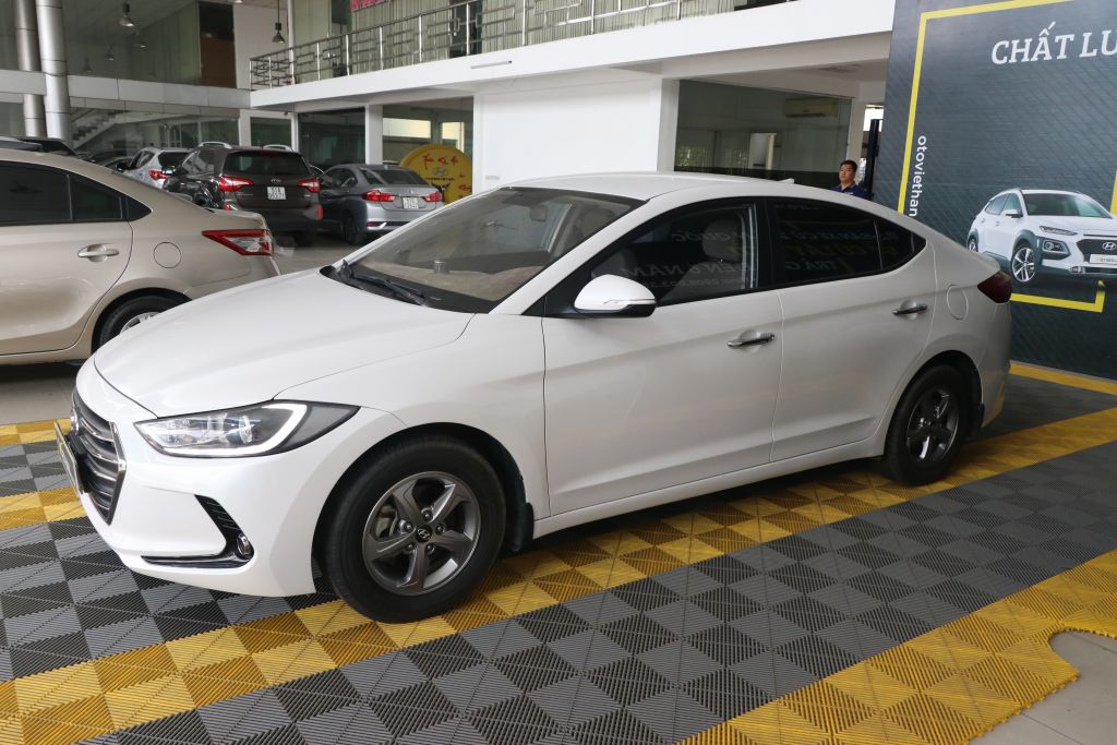 Hyundai Elantra GLS 1.6MT 2017 - Bán Hyundai Elantra GLS 1.6MT sản xuất năm 2017, màu trắng