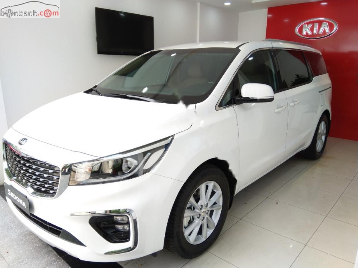 Kia Sedona Delu D 2018 - Cần bán xe Kia Sedona Delu D năm sản xuất 2018, màu trắng