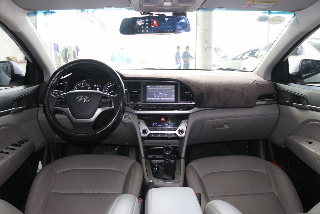 Hyundai Elantra GLS 1.6AT 2016 - Bán ô tô Hyundai Elantra GLS 1.6AT đời 2016, màu trắng