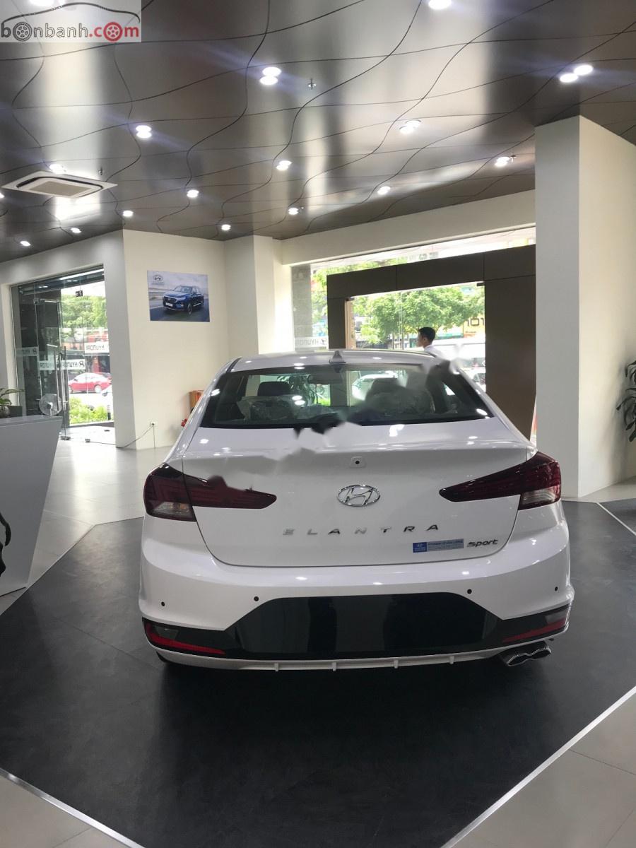 Hyundai Elantra Sport 1.6 AT 2019 - Cần bán xe Hyundai Elantra Sport 1.6 AT năm sản xuất 2019, màu trắng