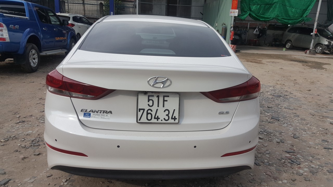 Hyundai Elantra 1.6AT GLS 2016 - Bán Hyundai Elantra GLS 1.6AT màu trắng, số tự động sản xuất 2016, biển Sài Gòn, 1 chủ đi 26000km