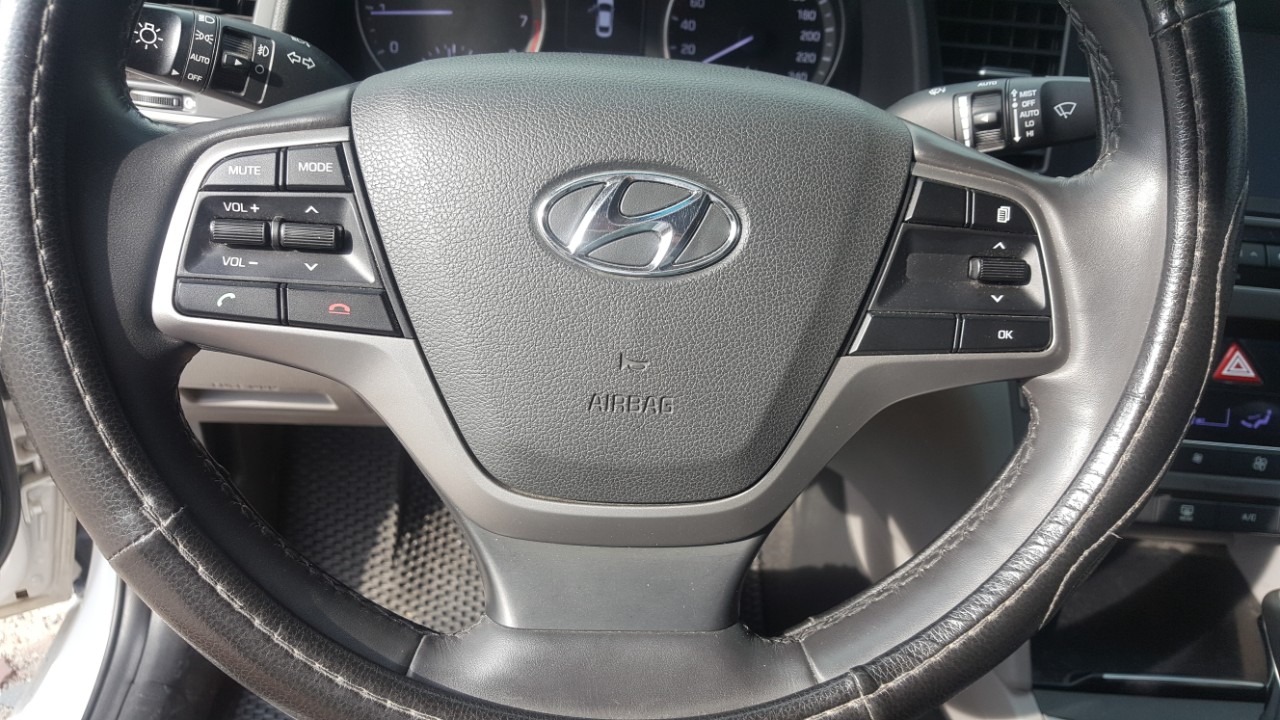 Hyundai Elantra 1.6AT GLS 2016 - Bán Hyundai Elantra GLS 1.6AT màu trắng, số tự động sản xuất 2016, biển Sài Gòn, 1 chủ đi 26000km