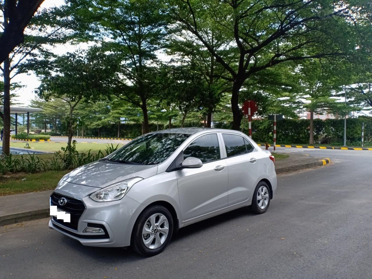 Hyundai Grand i10 1.2AT 2018 - Cần bán xe Hyundai Grand i10 1.2AT năm 2018, màu bạc, xe nhà cần bán gấp 395 triệu