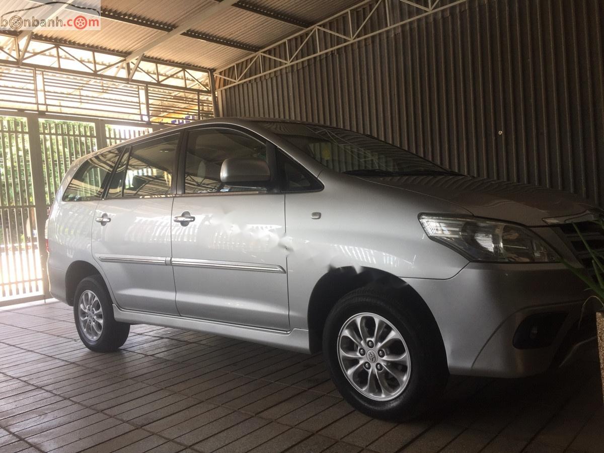 Toyota Innova E 2014 - Cần bán xe Toyota Innova E năm 2014, màu bạc, còn rất đẹp